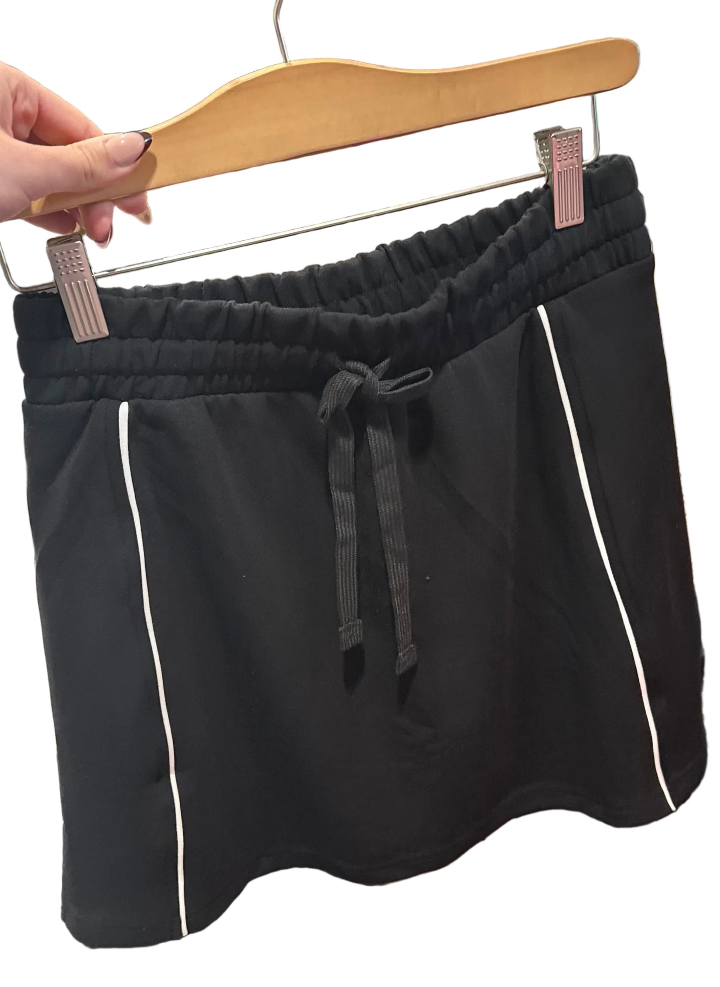Flat Piping Modal Scuba Skort: Black/Cream