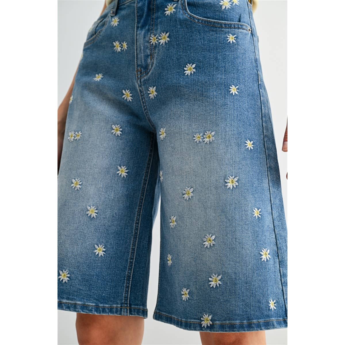 HIGH-RISE BERMUDA FLORAL SHORTS