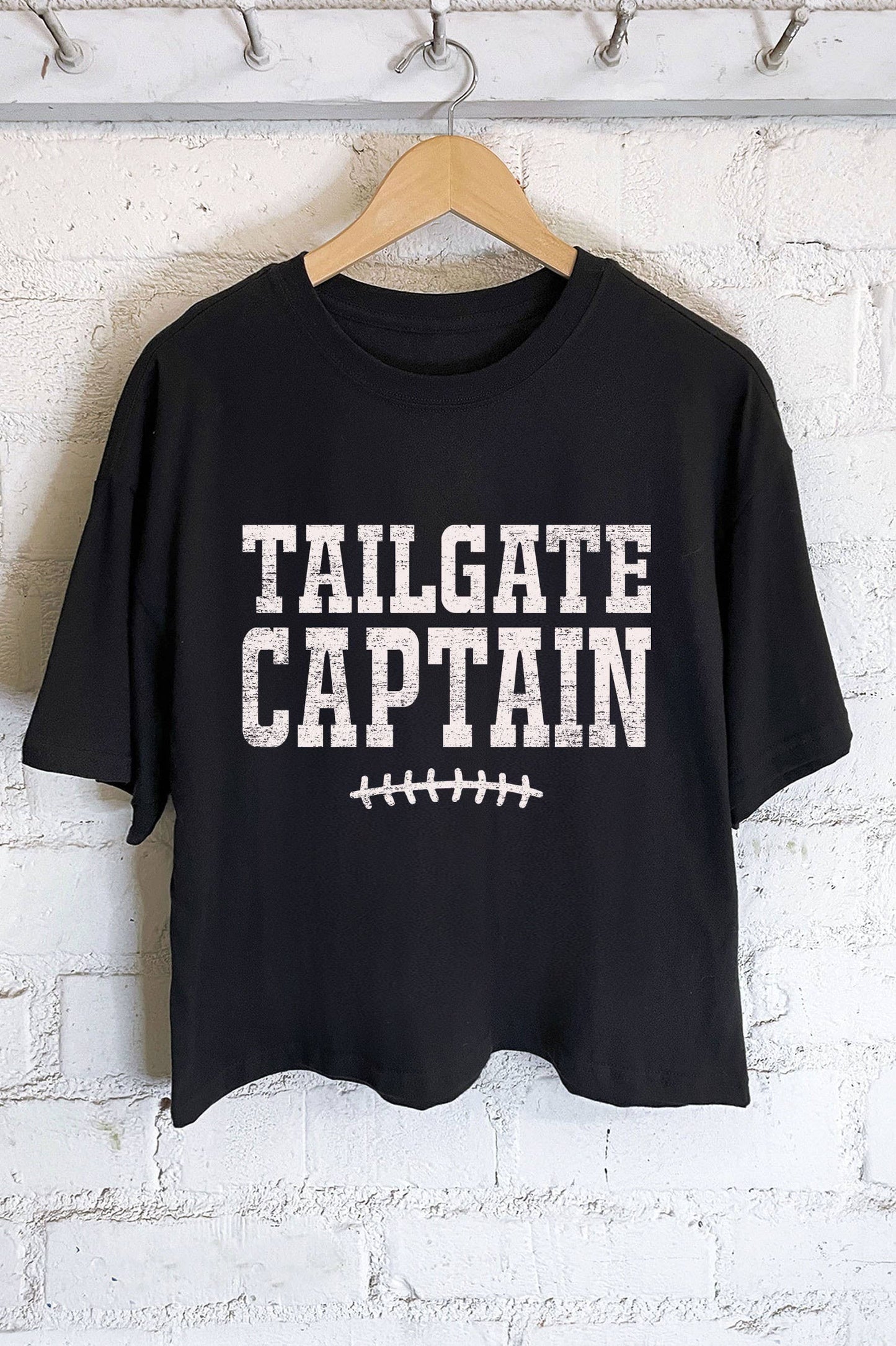 TAILGATE CAPTAIN FOOTBALL LONG CROP TEE: Black