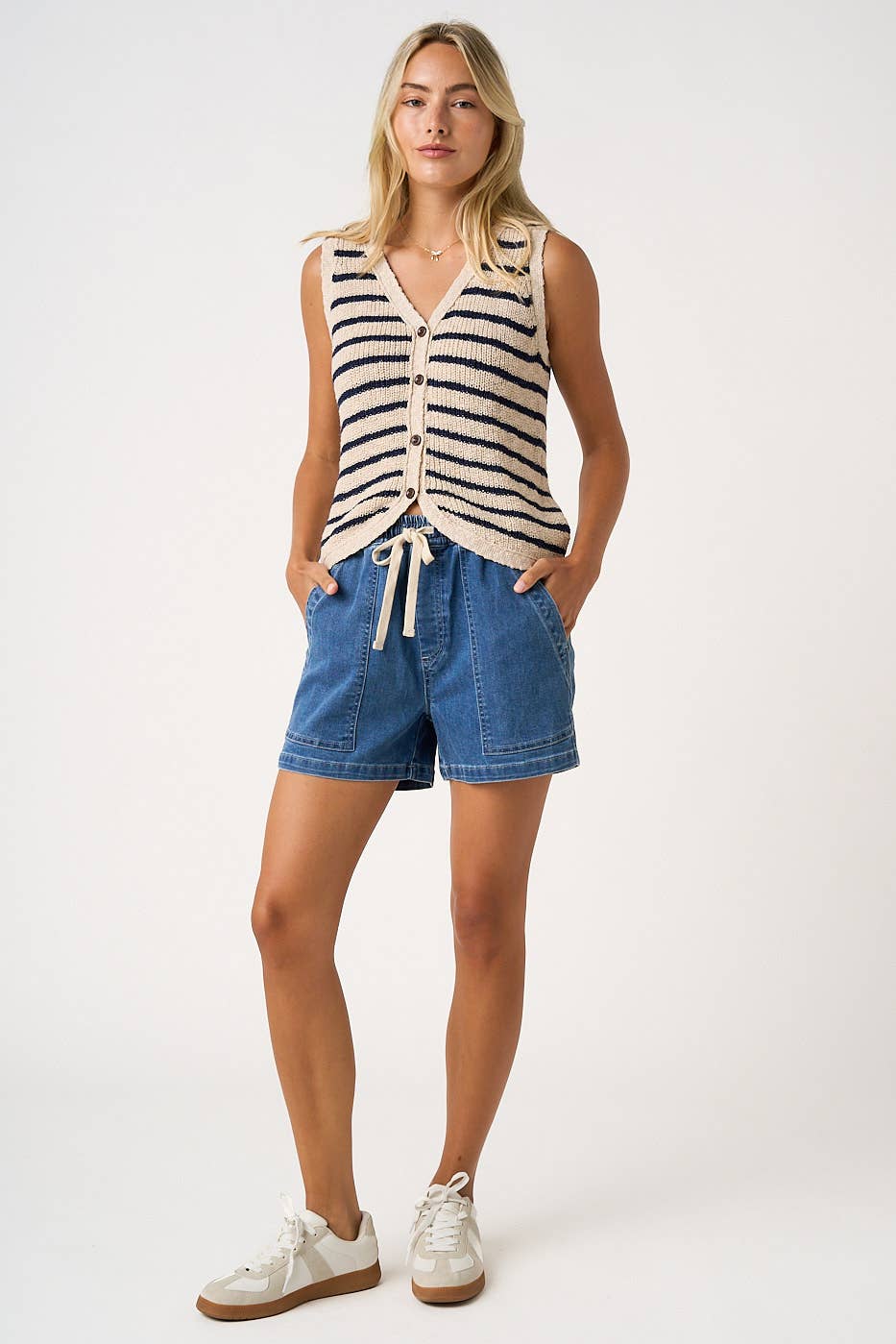 WASHED DENIM DRAWSTRING PATCH POCKET SHORTS: DARK