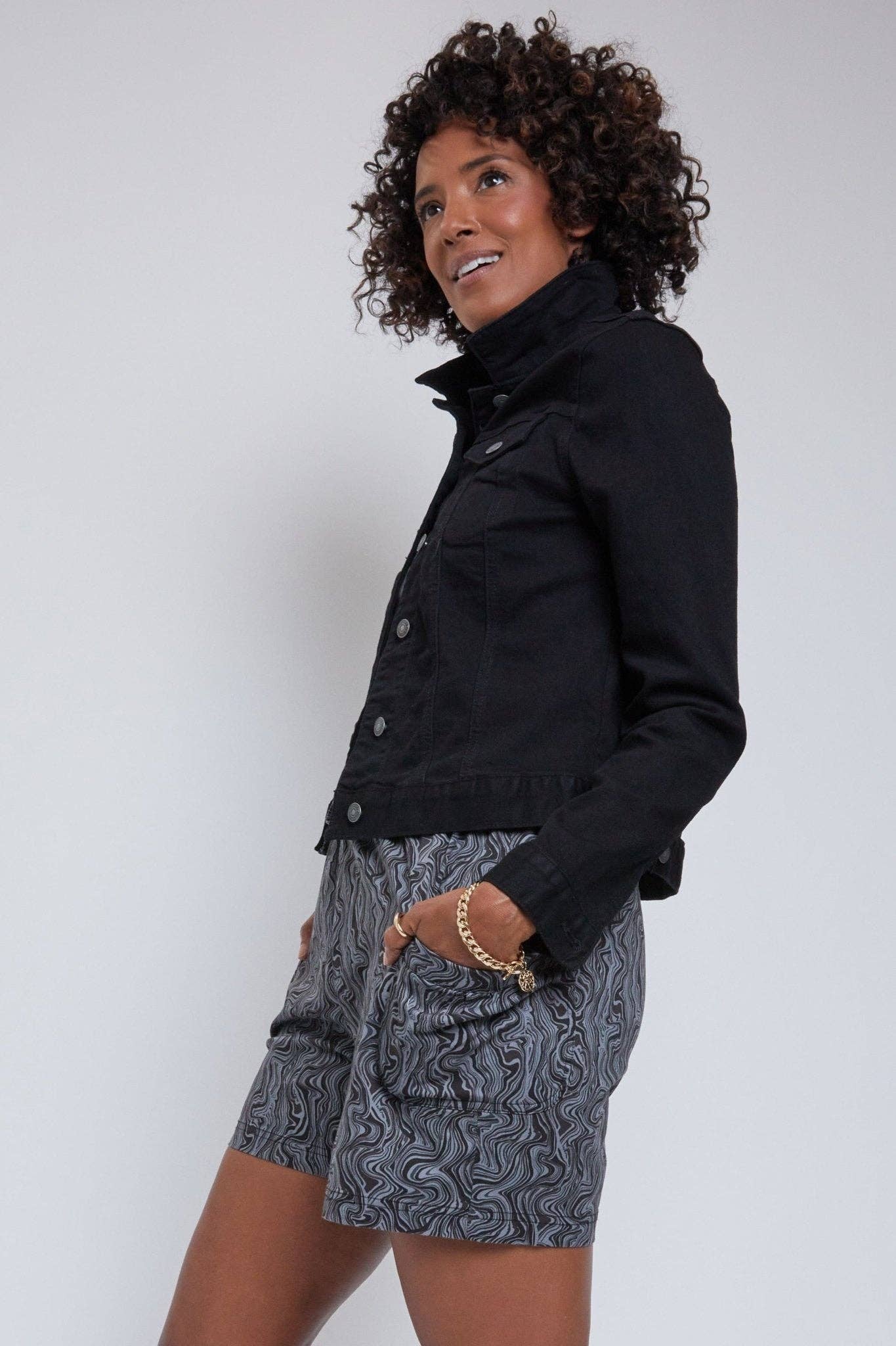 Drawstring Shorts with Pleated Side Pocketsq