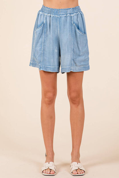 WASHED CHAMBRAY ELASTIC WAIST EASY FIT SHORTS: LT DENIM