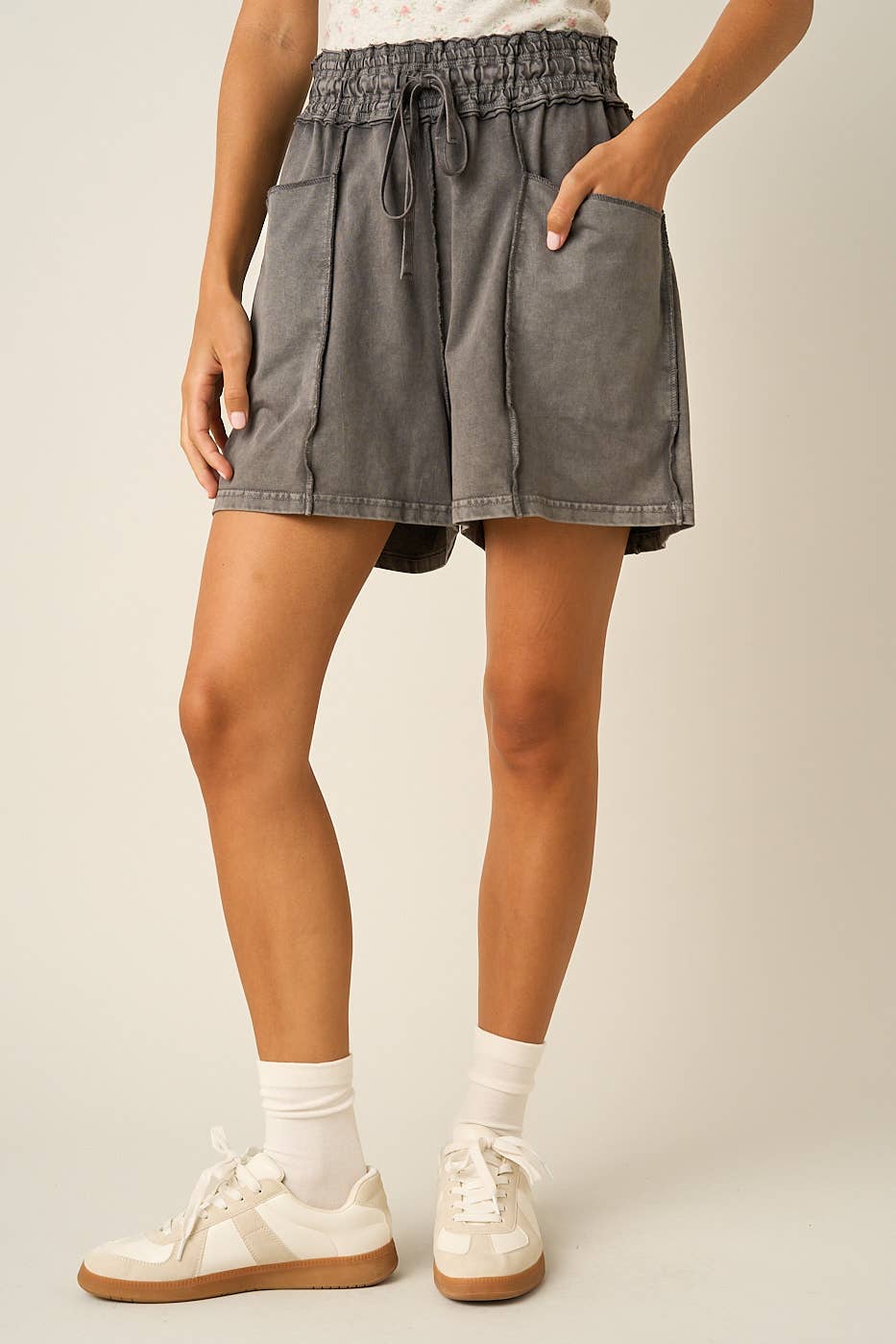 MINERAL WASH SEAM DETAIL PULL ON SHORTS: CHARCOAL