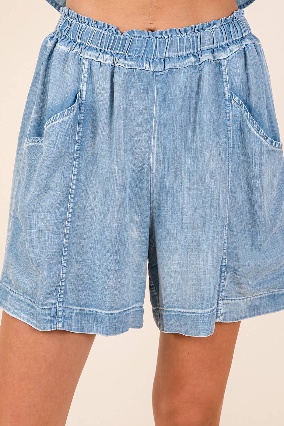 WASHED CHAMBRAY ELASTIC WAIST EASY FIT SHORTS: LT DENIM