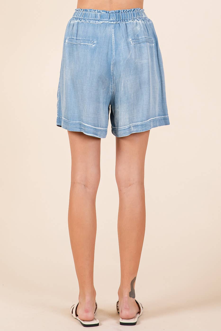 WASHED CHAMBRAY ELASTIC WAIST EASY FIT SHORTS: LT DENIM