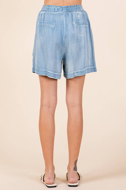 WASHED CHAMBRAY ELASTIC WAIST EASY FIT SHORTS: LT DENIM