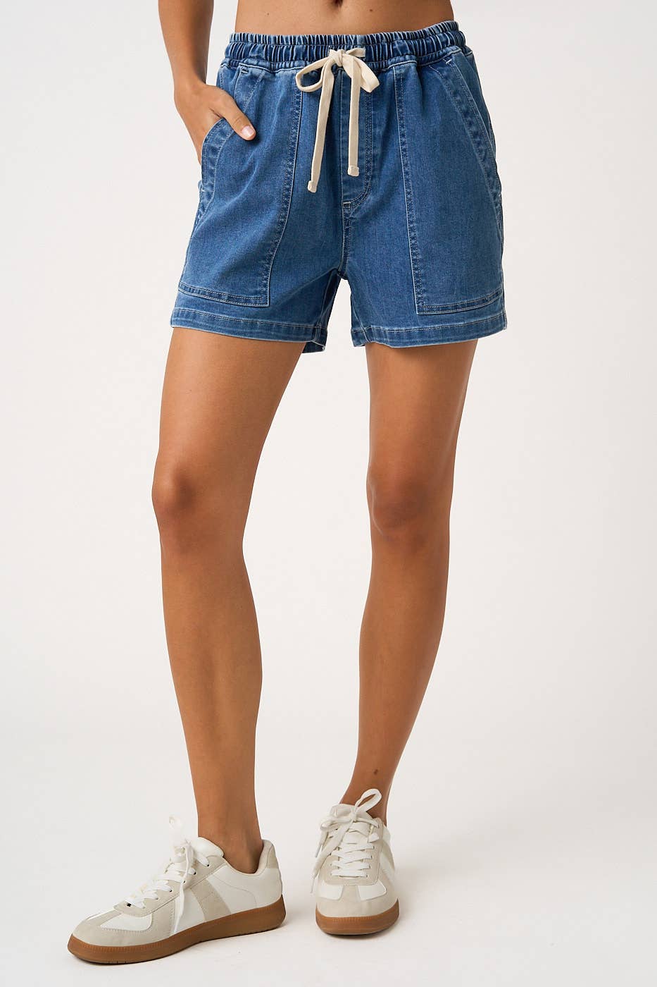 WASHED DENIM DRAWSTRING PATCH POCKET SHORTS: DARK
